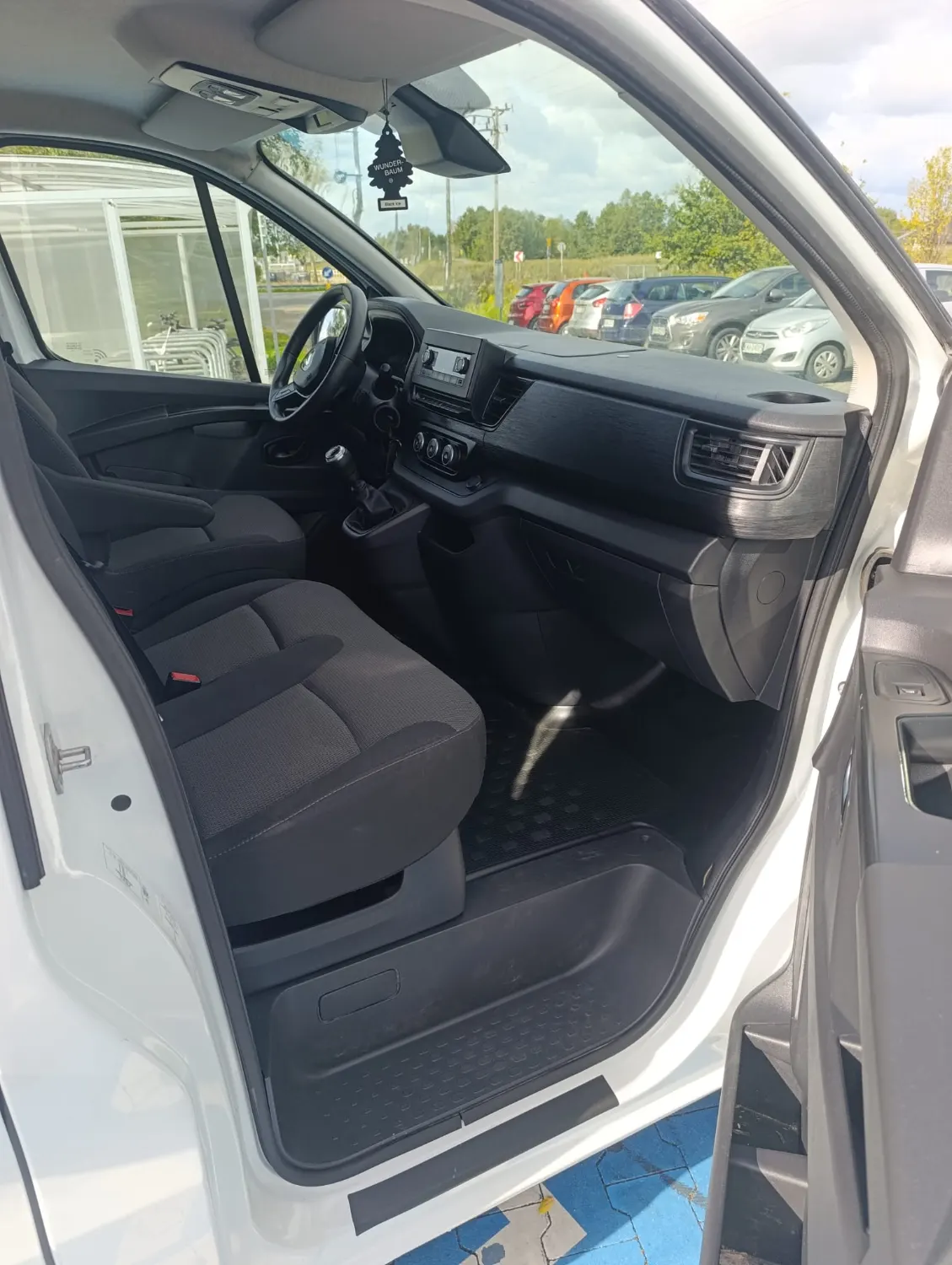 Renault Trafic L1H1 2.0DCi-110PS Klima 83tkm VAT-1 LED — zdjęcie 5 z 9