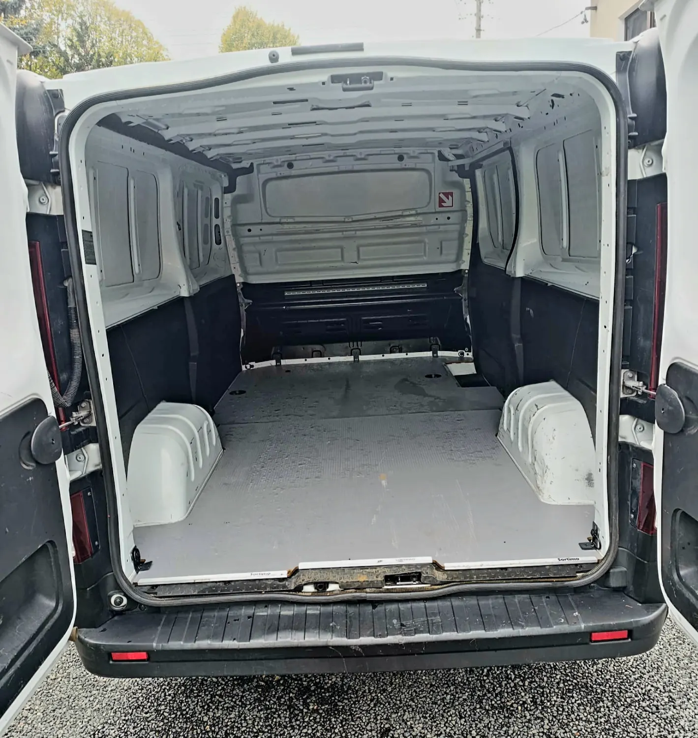 Renault Trafic L1H1 2.0DCi-110PS Klima 83tkm VAT-1 LED — zdjęcie 9 z 9